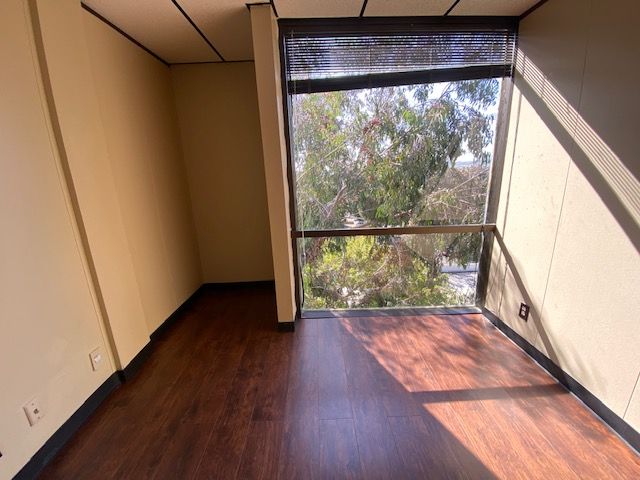 EXECUTIVE OFFICES $450.00 TO $550.00 PER MONTH, INCLUDES UTILITIES.